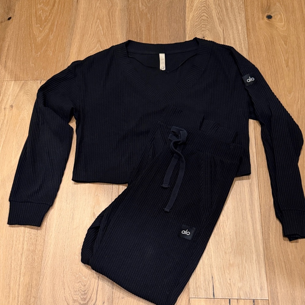 ALO Yoga Black Ribbed Track Pants & Crop Top Set - Picture 3 of 4